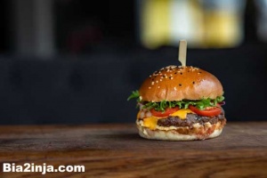 رباتی که در یک ساعت ۱۵۰ برگر می سازد